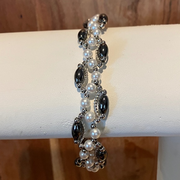 Pearl and Black Beaded Bracelet - Picture 3 of 6